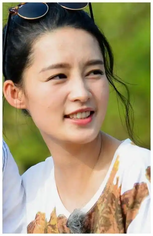 李沁高清直拍,竟发现牙齿黄黄的?果真如此吗?_明星_个人_作品