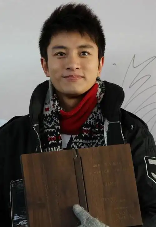 贾乃亮童年照曝光小时候不起眼没想到长大后变这么帅