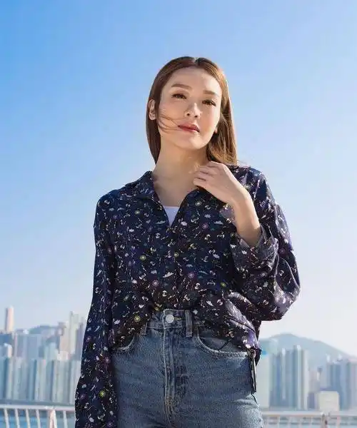 港剧新女神李佳芯:有美貌有演技,不屑玩时尚_造型_白色_气质