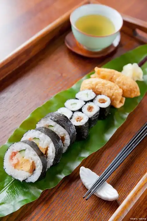 色香味俱全的海苔寿司卷,美味在指尖舞蹈!口感丰富,不能错过!