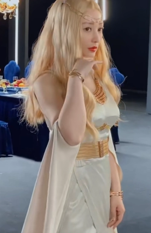 原创40岁柳岩cos雅典娜金发红唇眼神撩人网友仙女下凡辛苦了