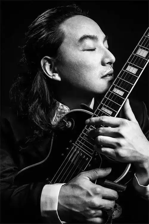 假意或真心只有一个人还爱你虔诚的灵魂爱你苍老的脸上的皱纹当你老了