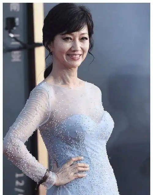 43岁赵雅芝近照曝光,气质优雅大方,惊艳了一回_皮肤_女神_蓝色