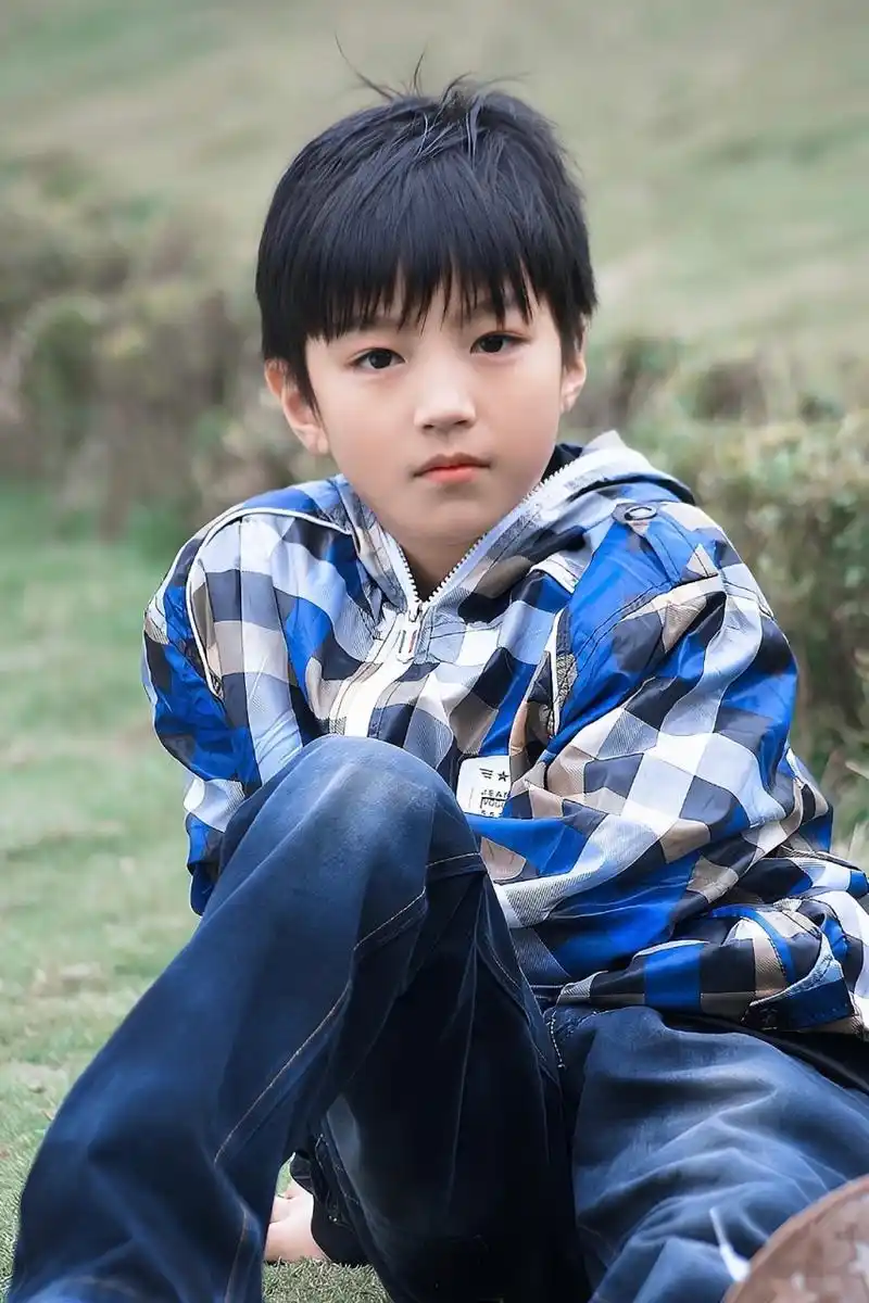 小时候的王俊凯脸肉肉的,顶着一个锅盖头,就像一个小奶包,很可爱,好想