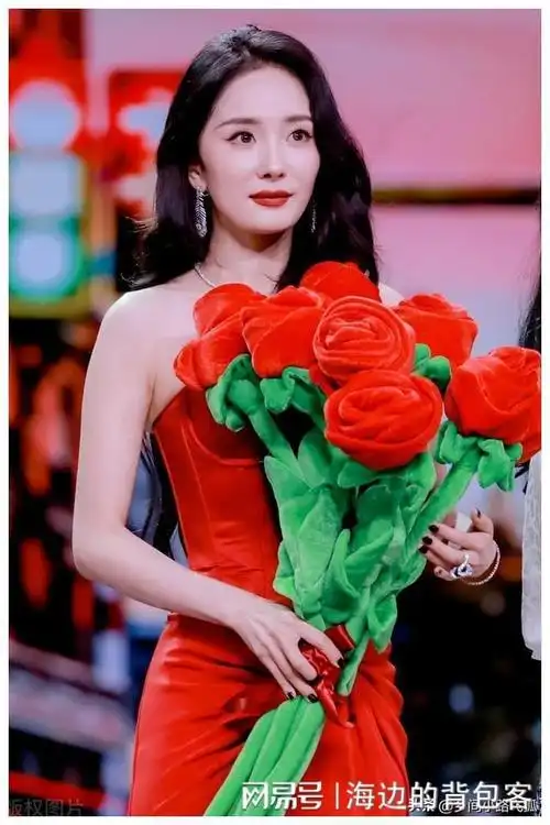 杨幂身穿红色抹胸礼服裙简洁明艳