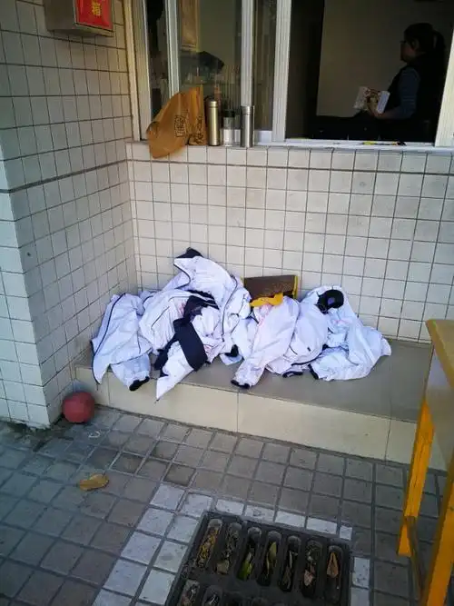 校服是学校和学生的标志