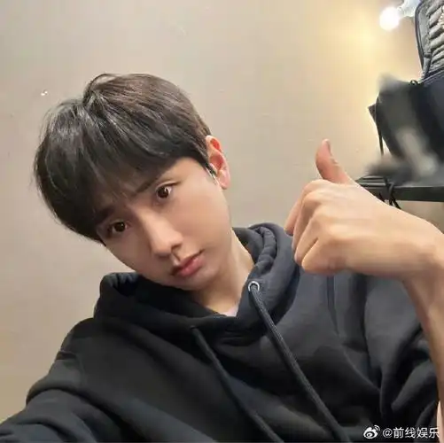 汪苏泷比了个520#谁教汪苏泷这样自拍的,怪可爱的!