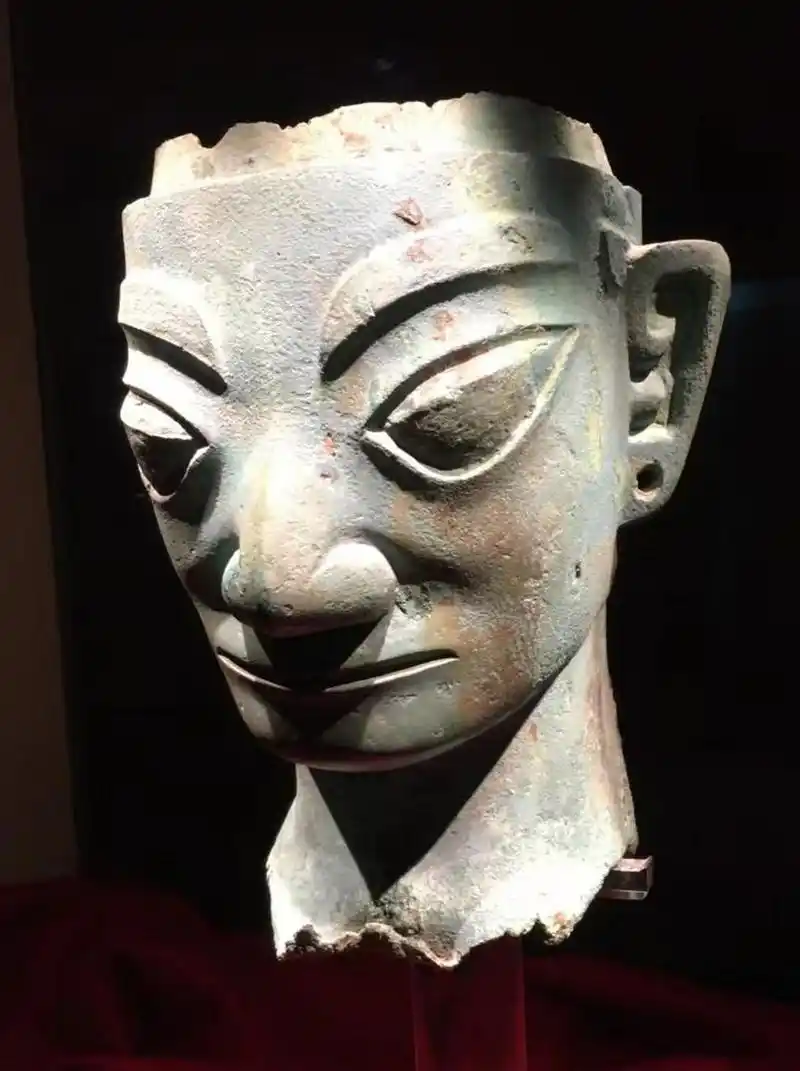 三星堆的青铜人头像,为什么眼睛鼻子都非常大?