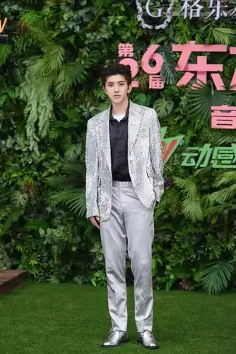 整个穿搭显得蔡徐坤的身材