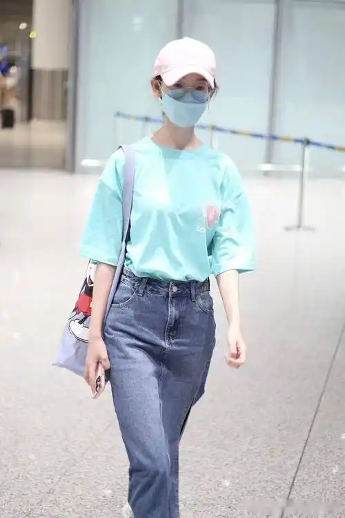 陈瑶冰淇淋色短袖搭牛仔裙现身机场,戴棒球帽简约随性_开衩_棒球帽