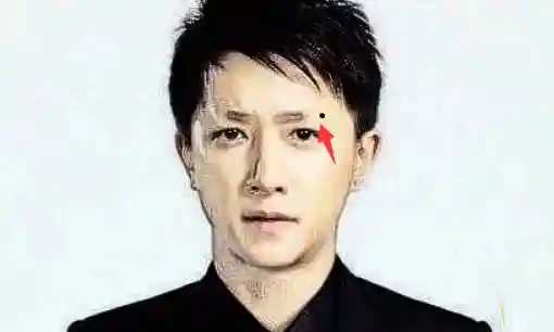 男人脸上五处桃花痣,事业难行,婚姻不顺,出轨几率高!