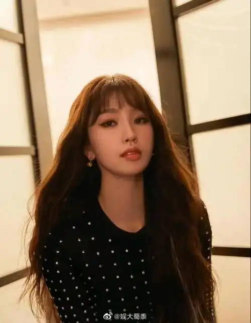 虞书欣蓝发侧颜海报