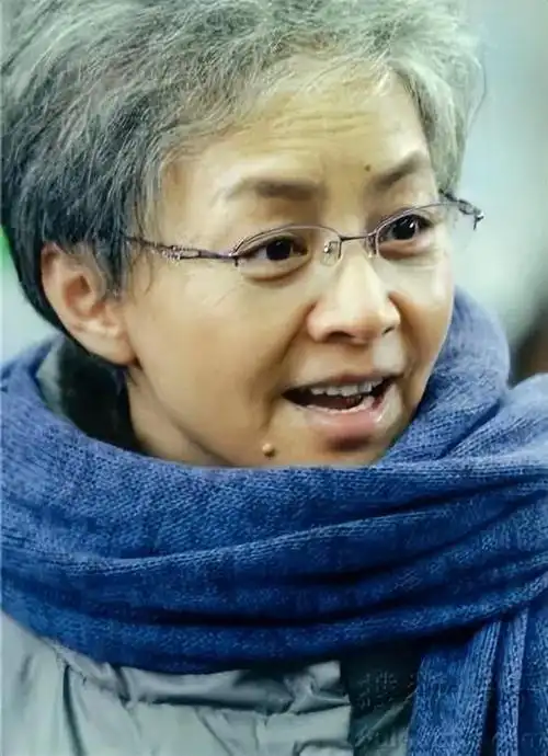 宋丹丹曾经说过:"到了我这个年龄你就会明白了,其实爱情一旦送走了,就