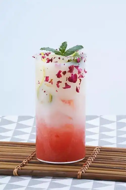 芭乐鲜莓多多芭乐的酸甜拼配草莓的香气,让这杯饮品变得更加饱满.
