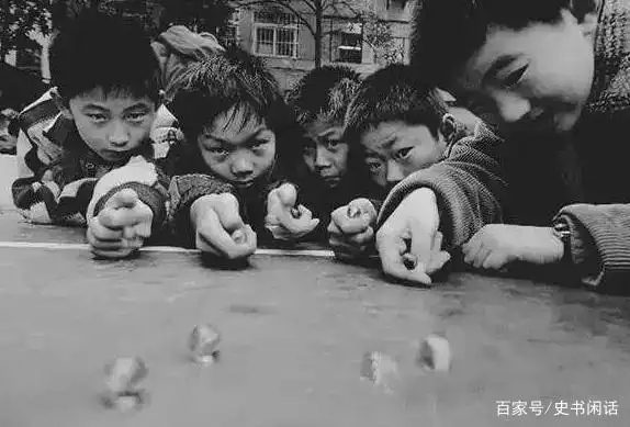 老照片:80年代的童真旧照,怀念儿时的时光,曾经玩过的儿时游戏