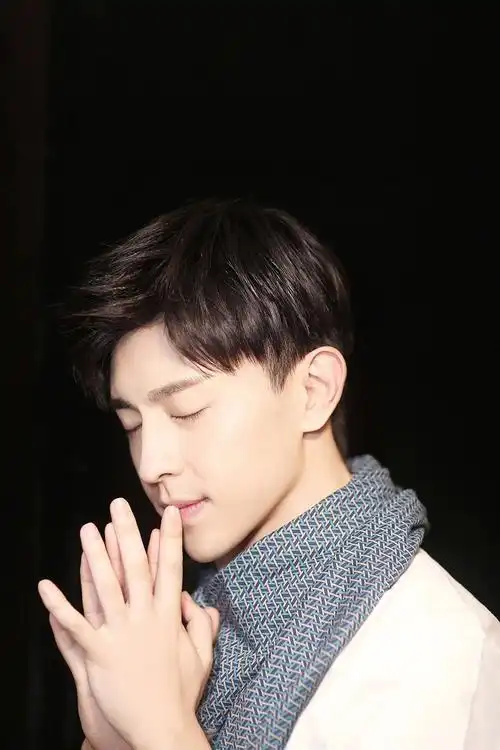 邓伦白色系英俊帅气时尚写真图片57