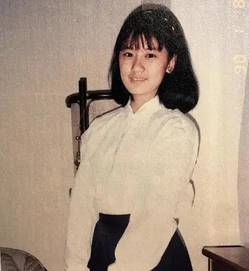 她在书中晒出自己一批罕见的童年照,令人惊讶的是,小时候的贾静雯跟