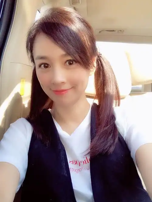 张庭在微博分享一组照片,白色t恤搭配双马尾小辫,什么水平 zt
