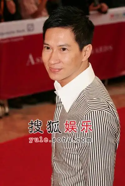 图:张家辉黑白条文 清爽打扮登上红毯