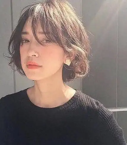 短发图片女2021新款减龄,人气之选的短发发型2021年最流行的短发造型