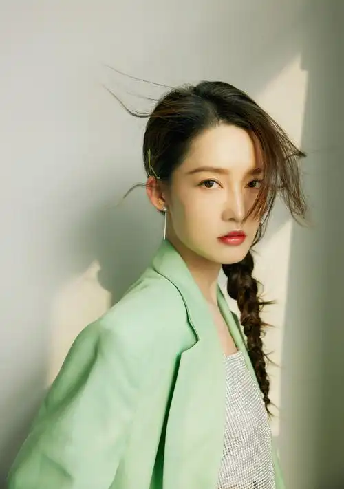 31岁李沁冬日写真大片曝光 穿红色毛衣笑容温暖——上海热线娱乐频道