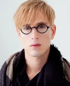 4款最时尚男生三七分斜刘海发型 独占鳌头