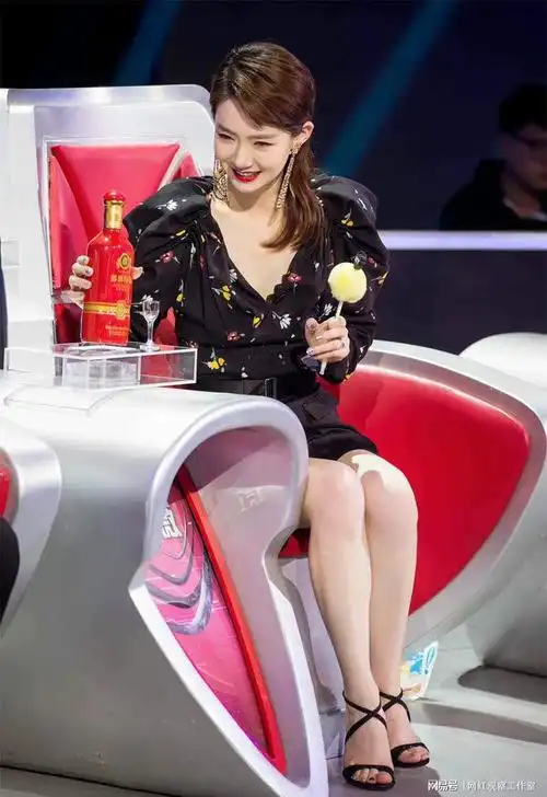 美女歌手戚薇的美腿玉足高跟鞋美爆了