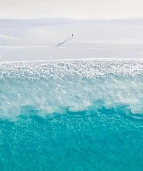 白沙海滩清新景色图片:夏日的白沙沙滩很自然地构成一幅惬意的风景