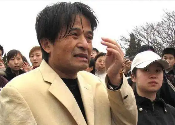 在视频中,几乎每一句毕福剑说的话都赢得了围观群众的掌声,这足以看出