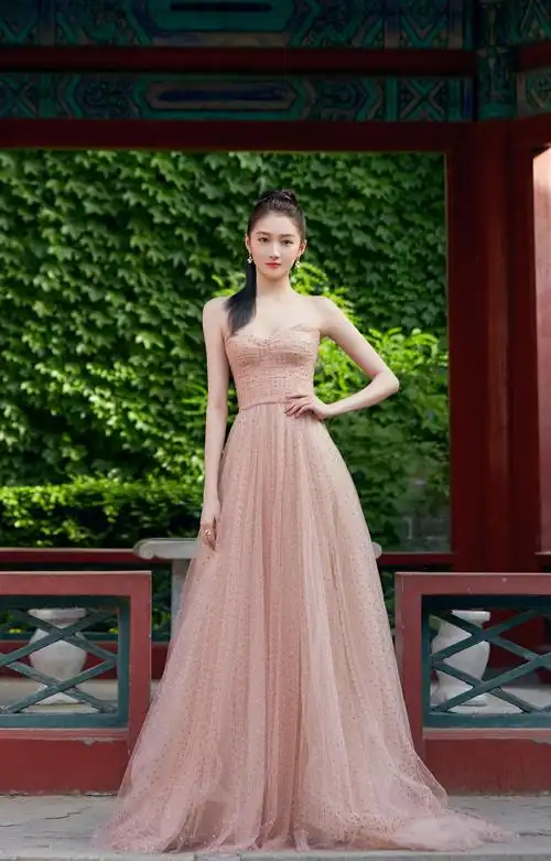 2021年微博新款关晓彤同款晚礼服黄色连衣裙宴会主持礼服