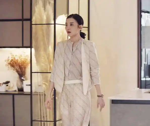 小舍得穿搭借鉴度高,贵妇感直逼名媛,一副吃喝不愁的潇洒模样_宋佳