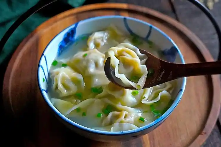 大冷天,就馋这口热气腾腾的馄饨,鲜美多汁又弹牙,自己包就是香