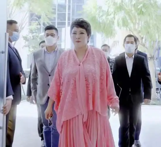 向太坐公交回家接地气,还独自推俩行李箱,澳门豪宅大楼内景曝光-腾讯