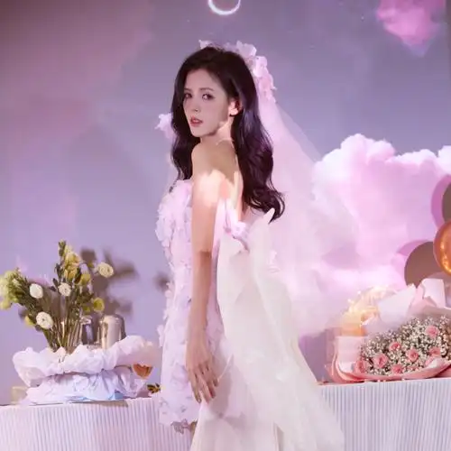 张予曦仙女风生日照穿抹胸裙戴头纱很娇美