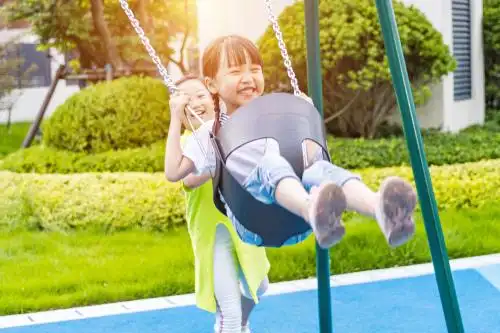 玩秋千的孩子们开怀大笑