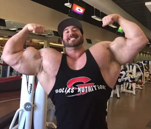 190米的肌肉巨人体重超过317斤网友见面小一码