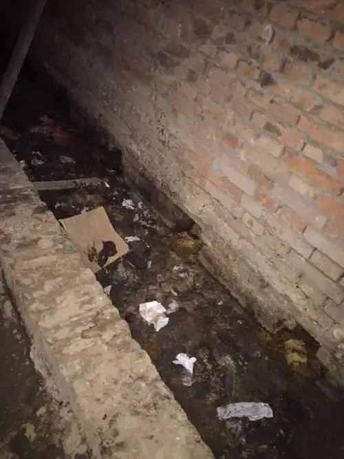 长安区韦曲街道办简王井村公共厕所脏乱差臭气熏天