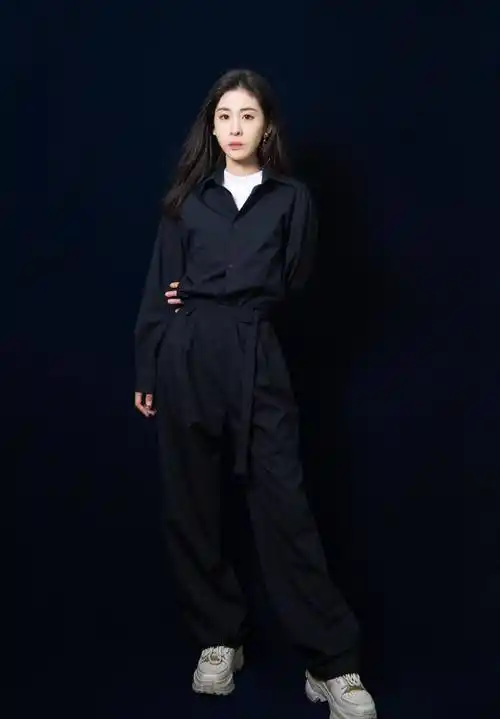 张碧晨身穿扎染套装,搭配黑色长筒靴,满满的甜酷气息_衣服_整体_身材