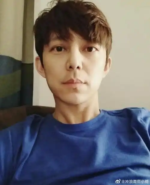 何炅早期的自拍照片##春日cityhappy计划