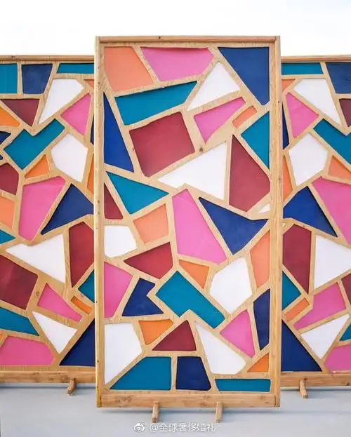 色彩拼接是婚礼设计的好方法,能营造出色彩斑斓的视觉效果