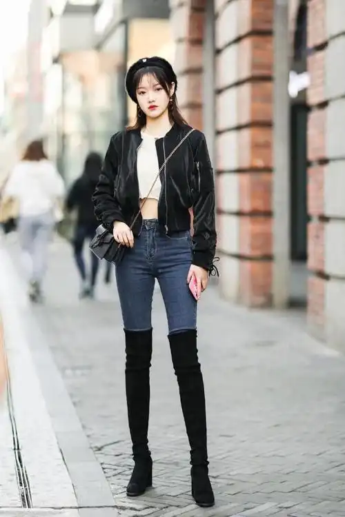 过膝的长筒靴搭配牛仔裤,展现的身材很有魅力_网易订阅