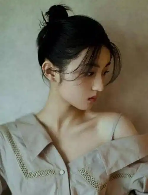 在这些作品中也是让观众们看到了张子枫精湛的演技,要知道张子枫一直