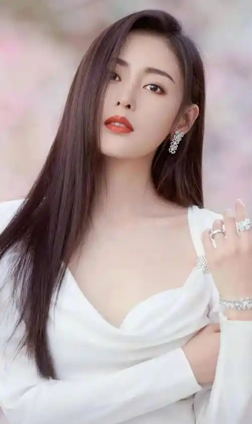 给6位90后女演员"美貌"排名,迪丽热巴第二,网友:第一实至名归_李沁