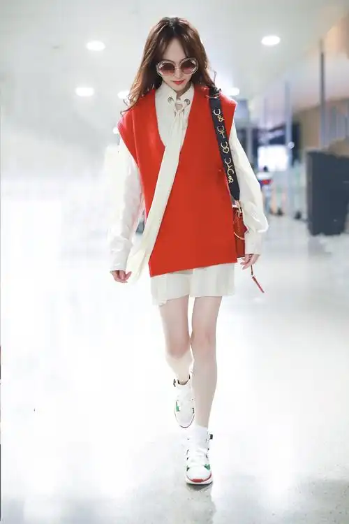 唐嫣 搭配全套@chloe 系列现身机场,红色飘带搭衬衣,长腿担当上线