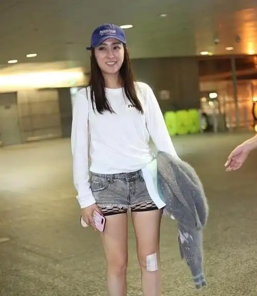 仿蕾丝的牛仔短裤搭配白色上衣马苏越来越性情了