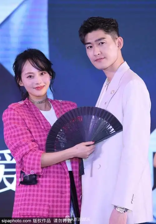 组图:张翰遭经超托脸献吻大写的拒绝 总裁式熊抱张钧甯互动超甜