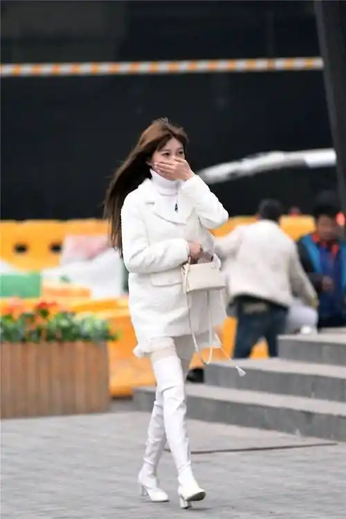 白色粗跟过膝靴,搭配白色丝袜,毛衣和外套都是白色的_效果_美女_款式