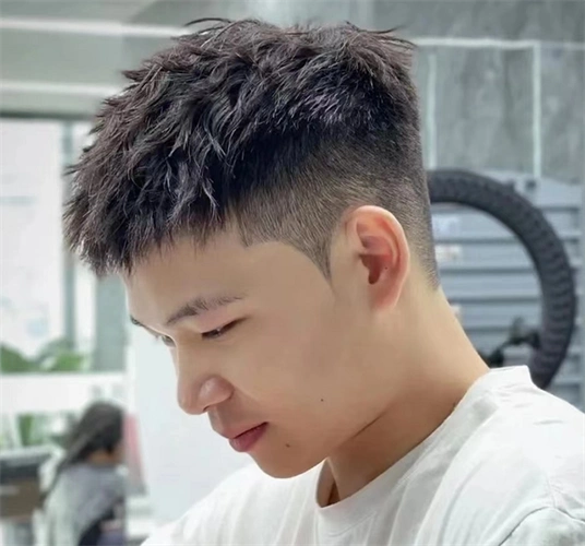 锡纸烫,男生流行烫发,虽然有点伤发质,但胜在烫后的效果好,颜值高.