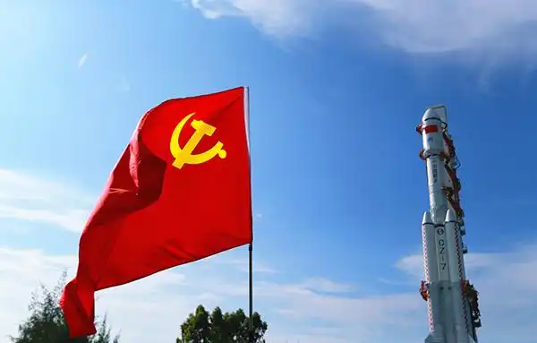 天舟三号转运党旗在一线高高飘扬