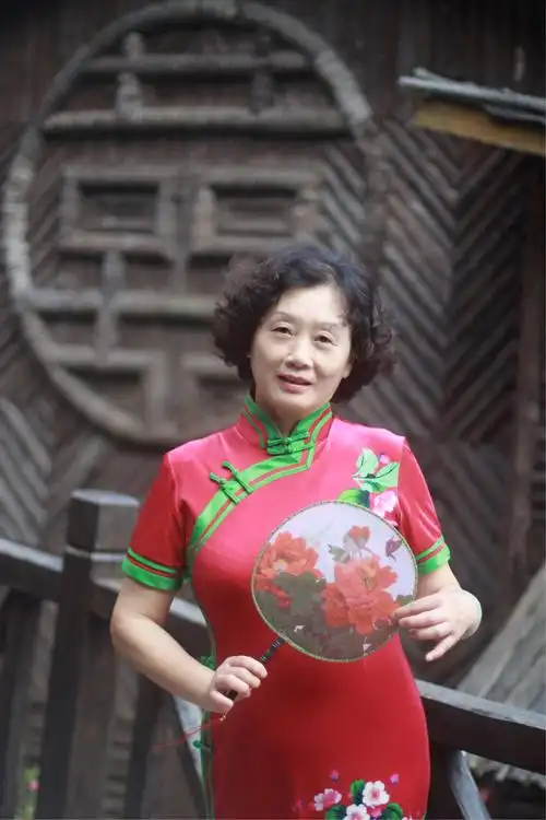 小木屋前的旗袍秀 - 美篇